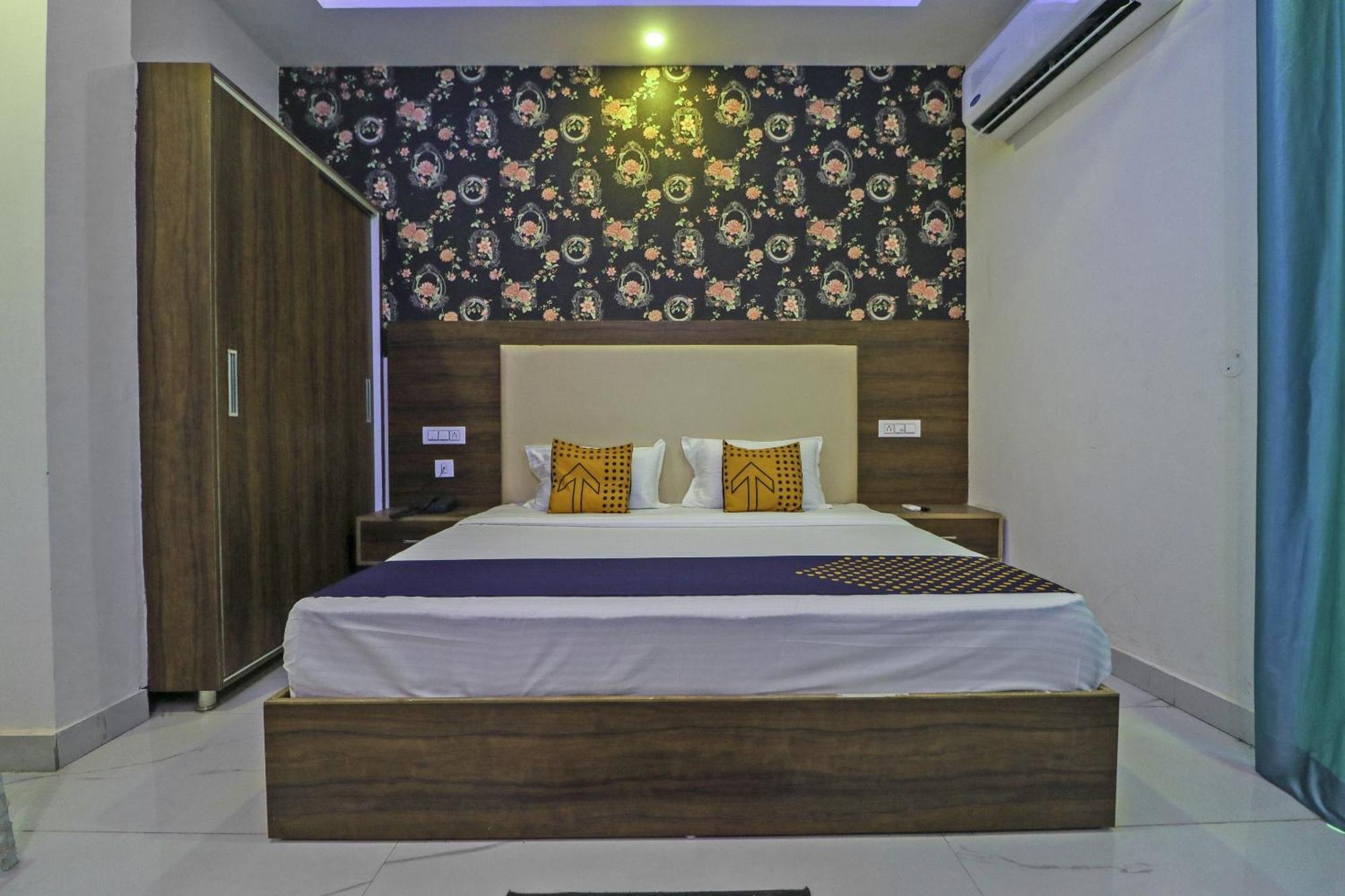 Spot On Hotel White Rose Zirakpur Buitenkant foto
